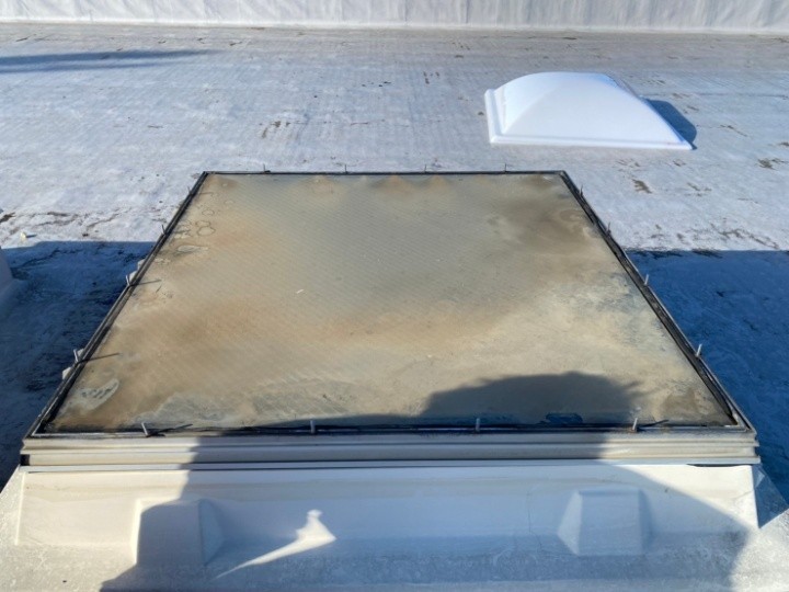 平面カバーの劣化と内部の汚れ