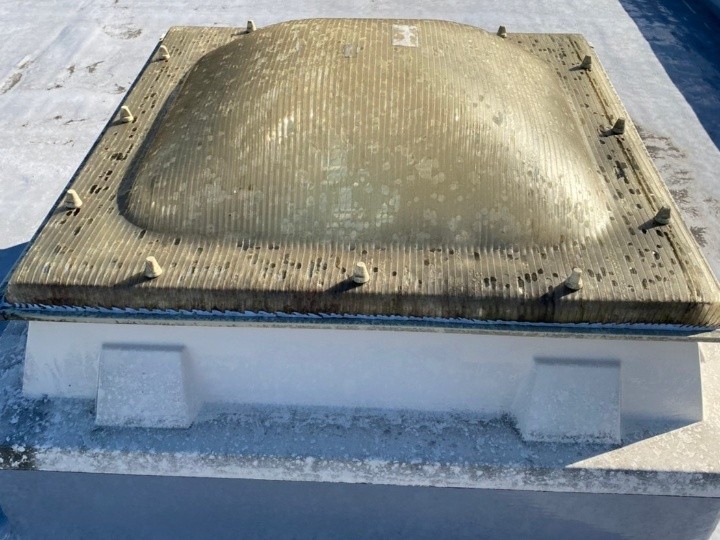 ひび割れと変色が進んだトップライトカバー