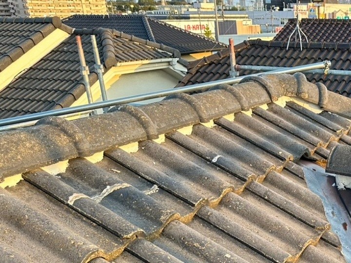 「棟瓦の漆喰補修やひび割れ補修」工事したセメント瓦屋根