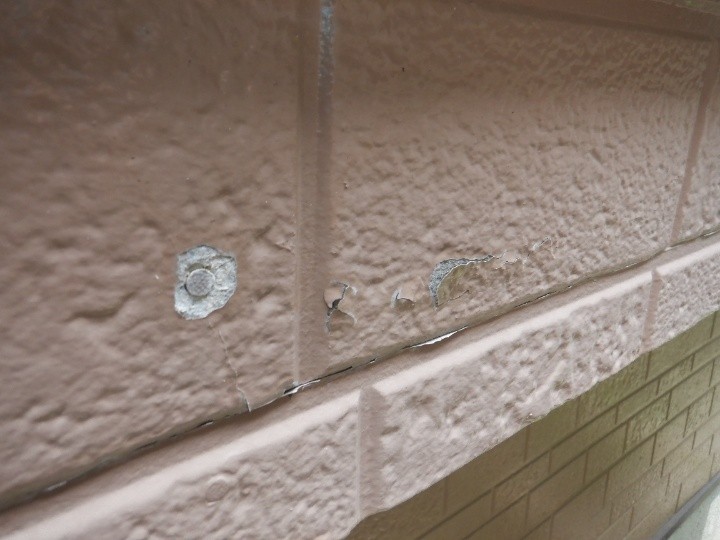 経年による外壁の塗膜剥がれ