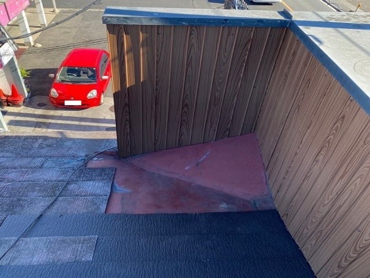 雨漏りするパラペット屋根に金属サイディング交換と一部葺き直し工事を併せて実施