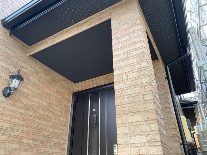 屋根カバー工法と外壁塗装工事を同時に施工してリフォームしたお住まい