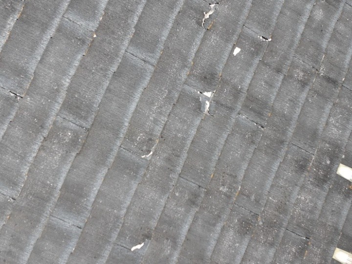スレート材の割れを確認