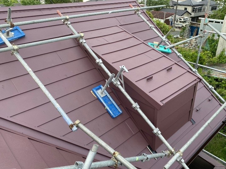 施工不良で雨漏りした屋根にスーパーガルテクトを用いた屋根カバー工法を施工