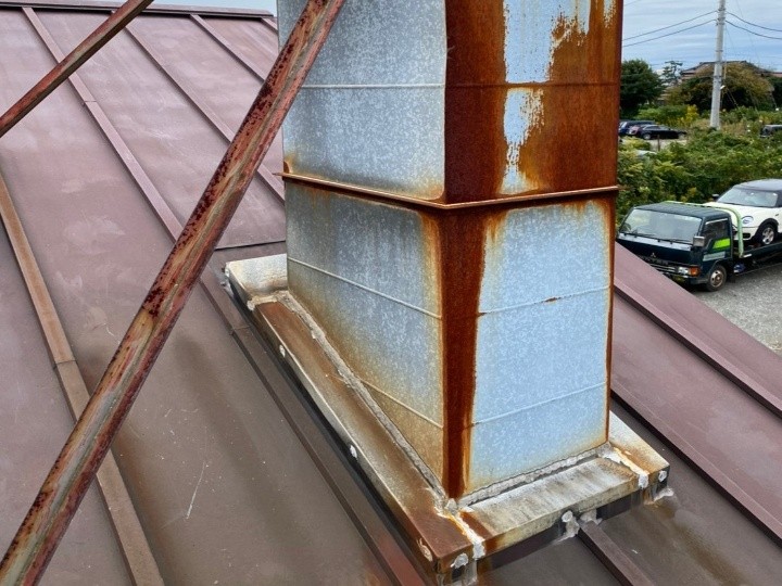 煙突が設置された屋根