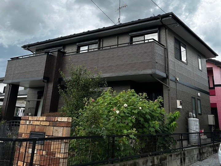 スーパーガルテクトを用いた屋根カバー工法とダイナミックMUKIで外壁塗装工事を実施