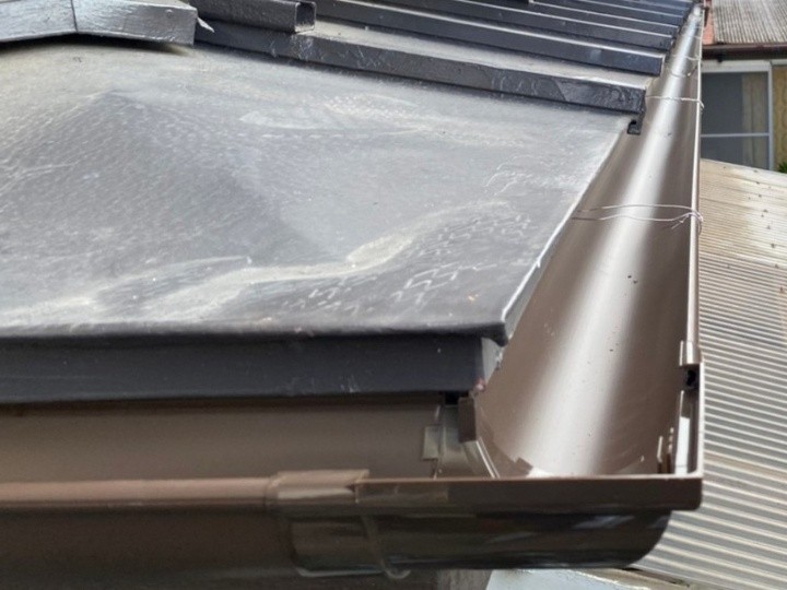 軒先全体の納まりを整え、排水の安定を意識した仕上げ