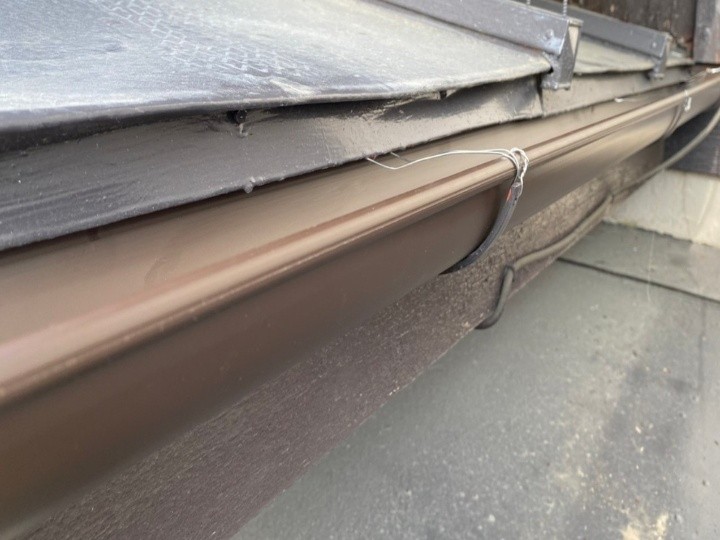 新しい雨樋の取り付けとライン出しで、ゆがみをリセット