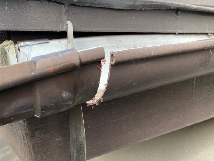 既存雨樋の切断・撤去で周辺を傷つけない下準備