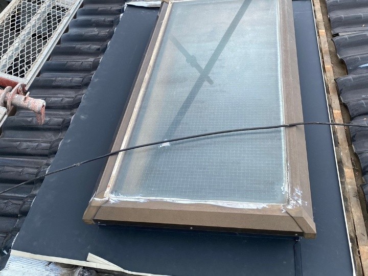 新しい水切り板金（GL鋼板）の敷設