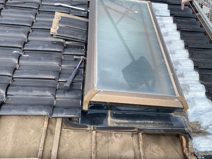 周囲の瓦を撤去し、作業スペースを確保