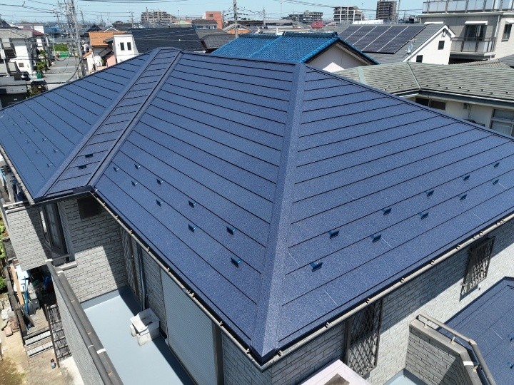 毛呂山町権現堂にて築23年屋根へ「スーパーガルテクトで屋根カバー工法＋棟板金交換工事」を行い防水性と耐風性を向上