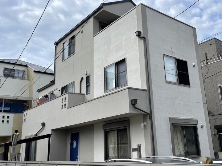 屋根カバー工法と外壁塗装工事を同時施工して足場1回で費用と工期を抑える外装リフォーム