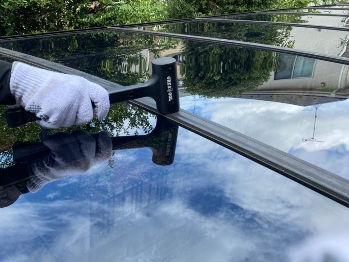 押え材の取り付け作業