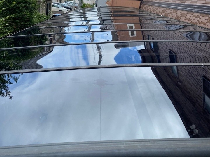 傷んだカーポート屋根に耐久性の高いポリカーボネートを用いて屋根交換工事