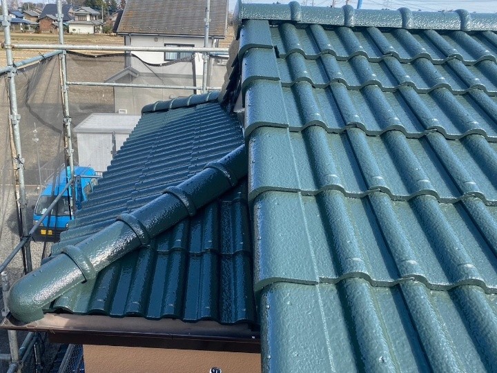 築30年セメント瓦屋根にダイナミックルーフで塗装工事して防水性と美観を回復