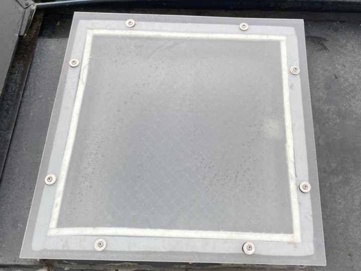 雨漏りしたアクリル製の天窓からポリカーボネート製の天窓へカバー交換して耐久性アップ