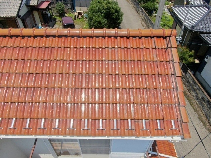セメント瓦屋根に「棟瓦取り直し・一部葺き直し」工事を実施して雨漏り防止