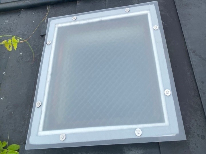 アクリル製の天窓からポリカーボネート製の天窓へカバー交換して耐久性アップした建物