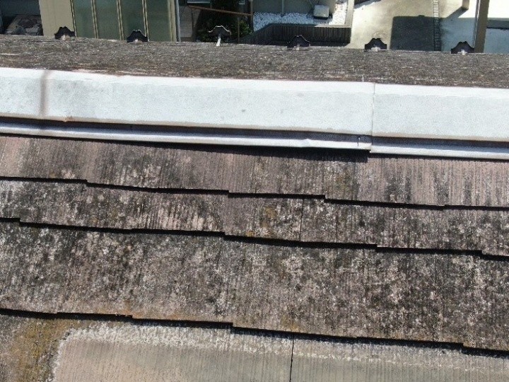 棟板金の継ぎ目周辺と表面の荒れ