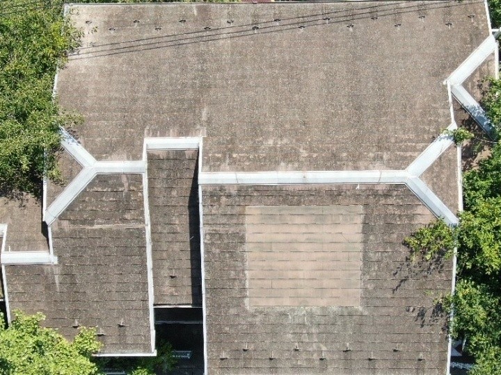 スレート全体の色あせと汚れの広がり