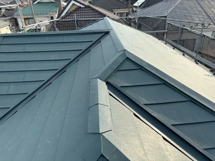 損傷した瓦屋根に樹脂製貫板とスーパーガルテクトを用いた屋根葺き替え工事を行い雨漏り対策