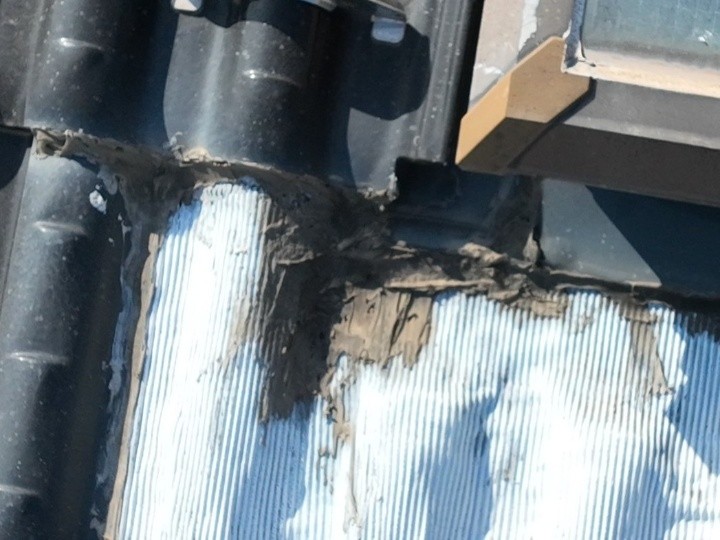 トップライト下側の板金付近に見られる充填跡