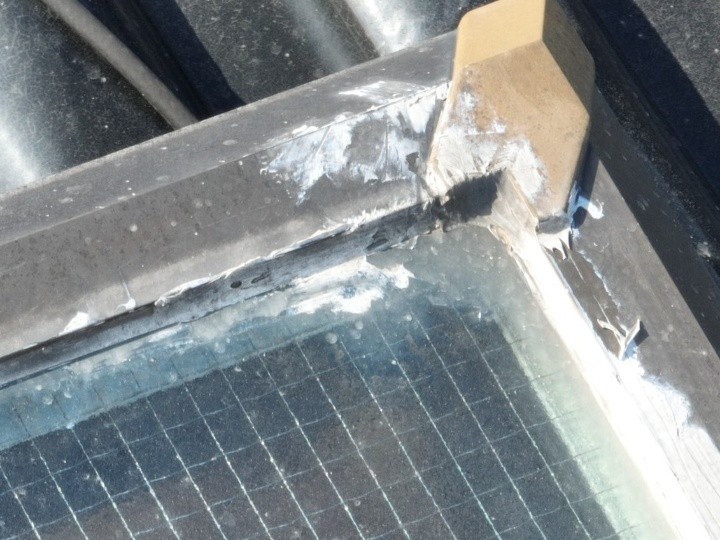 窓枠周辺に残るコーキング補修の痕