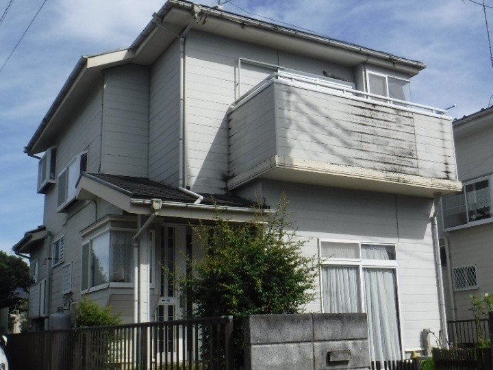 屋根外壁塗装工事前のお住まい