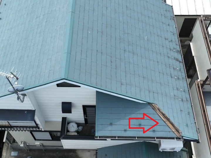 棟板金飛散の屋根全景