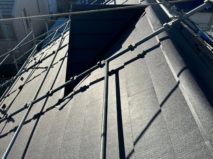傷んだスレート屋根からスーパーガルテクトへ屋根カバー工法を実施
