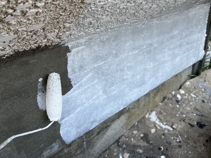 下塗りで吸い込みを抑え、密着性を確保