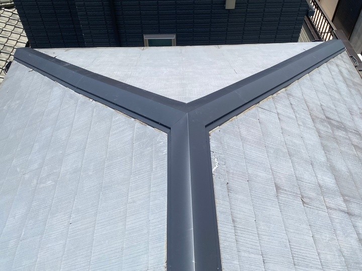 樹脂製貫板を採用して棟板金交換工事した屋根