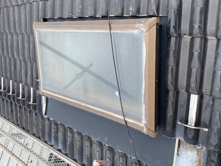 雨漏りした天窓にGL鋼板製水切り板金施工して根本修繕