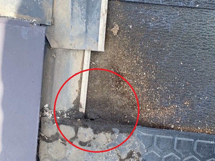 ケラバ付近の浸入痕が示す雨水の通り道