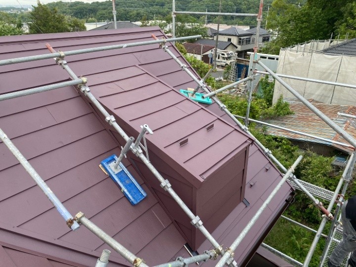 屋根にスーパーガルテクトを用いた屋根カバー工法を施工したお住まい