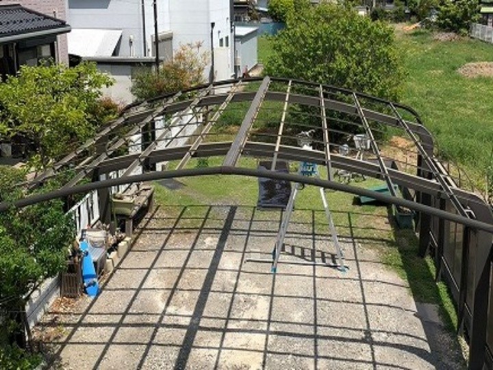 カーポート屋根の既存パネルを撤去し骨組みを露出