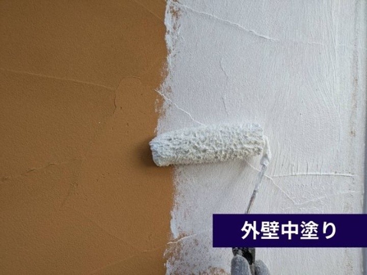 外壁の中塗り作業