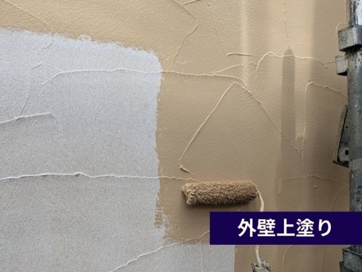外壁の上塗り作業