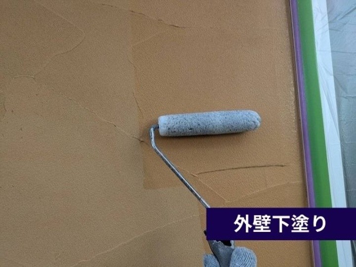 外壁の下塗り作業