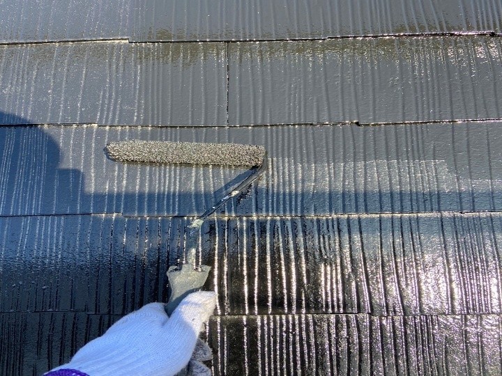 屋根の中塗りで塗膜厚を確保