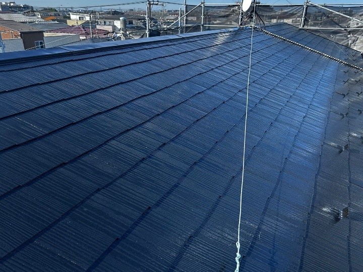 上塗りで艶と防水性を仕上げる