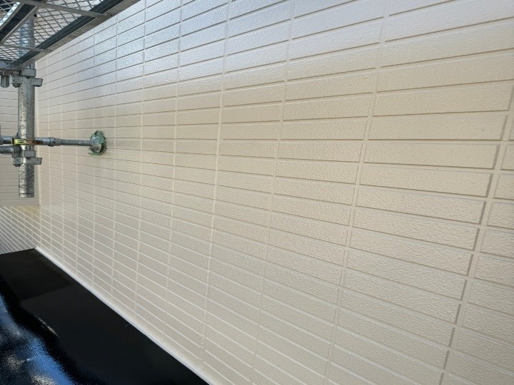 外壁の中塗り・上塗りで色ムラのない外観へ