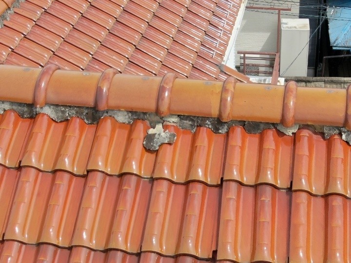 棟瓦の漆喰の欠落と浮き