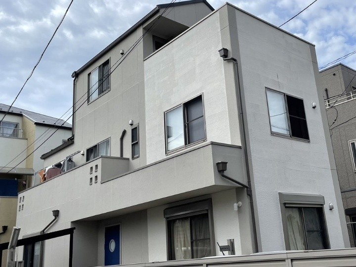 「スーパーガルテクトで屋根カバー工法＋外壁塗装工事」を行ったお住まい