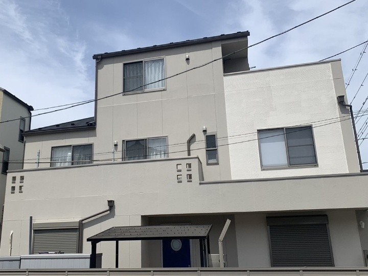 「スーパーガルテクトで屋根カバー工法＋外壁塗装工事」を行い美観と耐久性を回復
