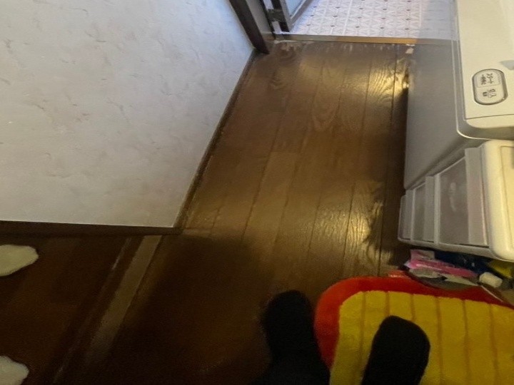 沈み込みのある洗面所床