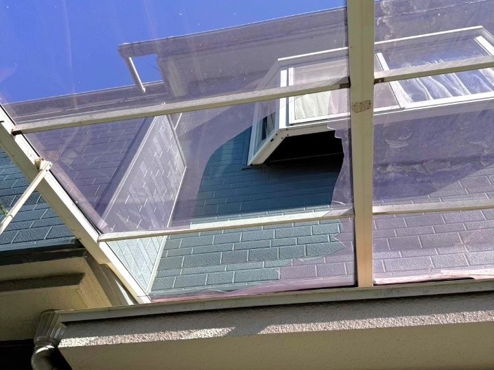 欠損したアクリル屋根