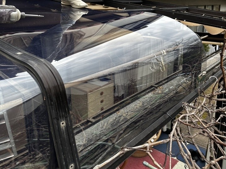 透明感のある屋根材設置と固定施工