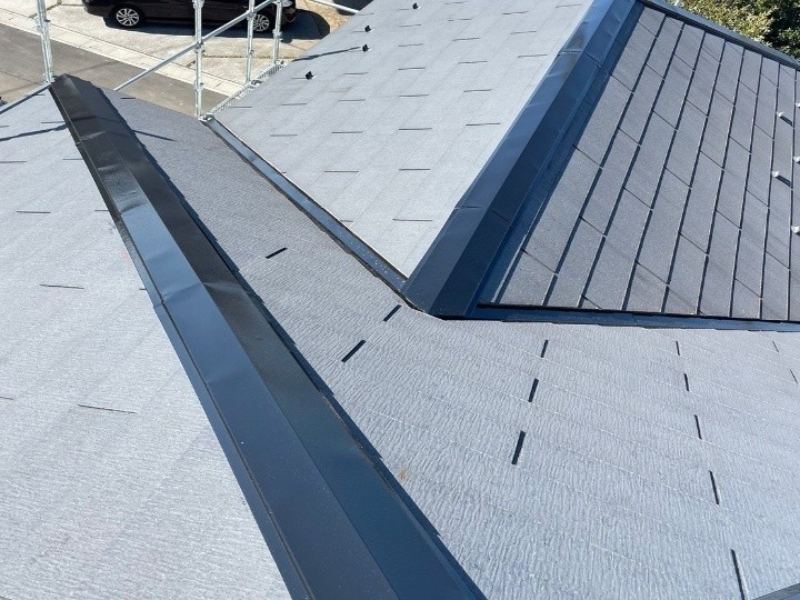 谷板金と棟板金にエポキシ樹脂系錆止め塗料を採用した塗装工事を実施して耐久性を向上